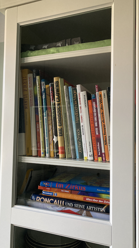 Bücherschrank Vitrine mit Zirkusrequisiten